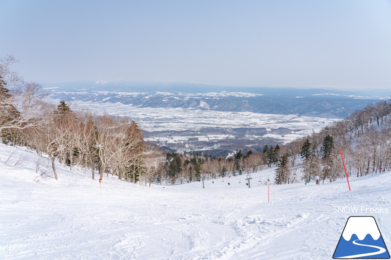 富良野スキー場｜2022-2023シーズンの『北の峰ゾーン』の営業は、3月21日（火・祝）まで。心ゆくまでロング滑走を楽しみましょう♪